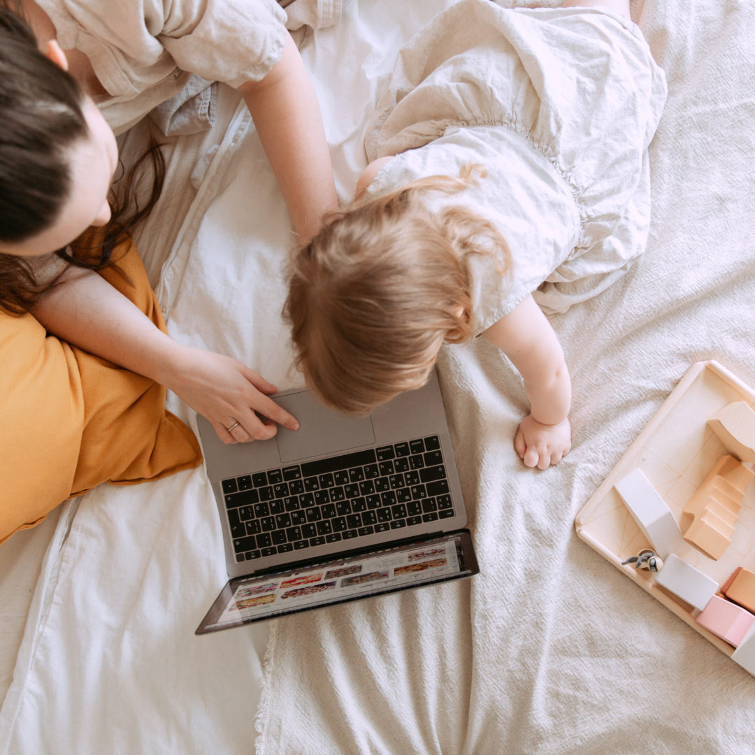 itmc-mother-and-daughter-watching-laptop-screen-at-3975670